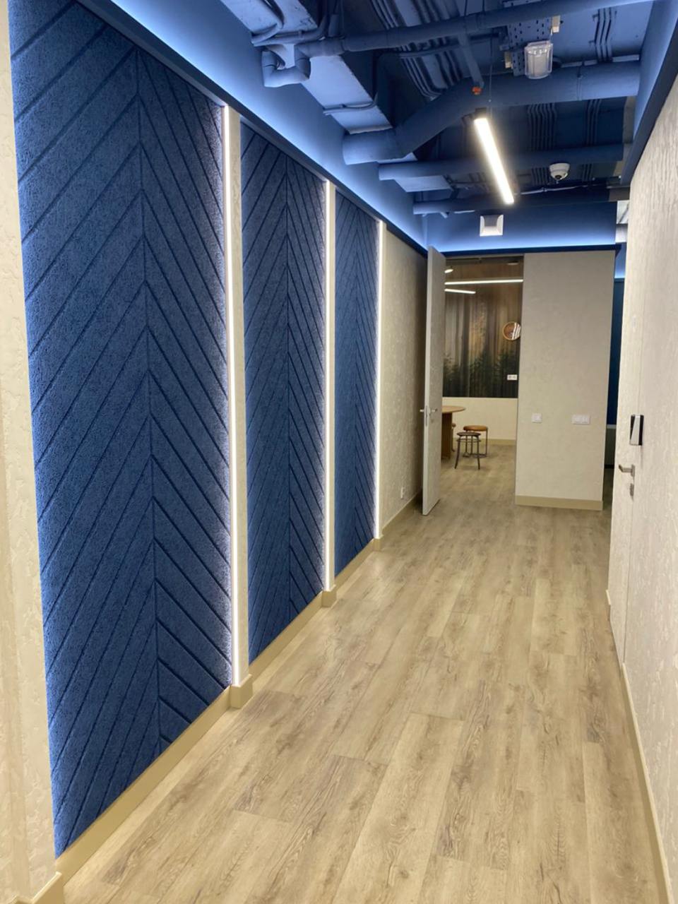 Кварцвиниловый SPC ламинат Vinilam Cork Premium Дуб Валенсия 33488 1220×225×8 фото в интерьере